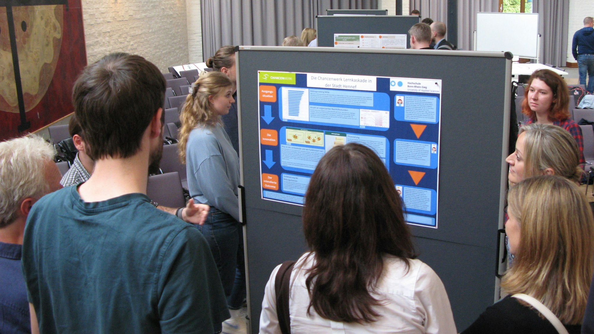 Es sind Daten und Informationen auf Stellwänden zu sehen.