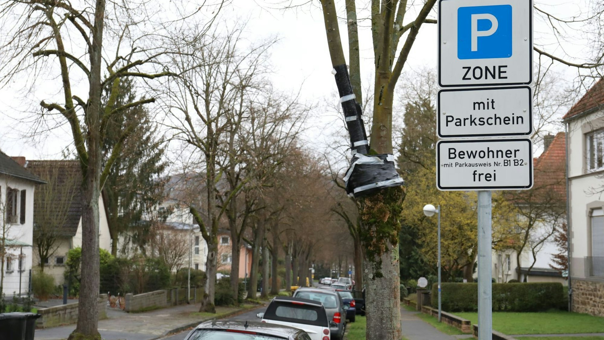 Ein Schild an der Giradetallee weist auf die Gebührenpflicht mit Parkschein hin, für Bewohner mit Parkausweis ist das Parken frei.
