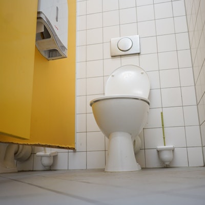 Blick in eine Schultoilette.