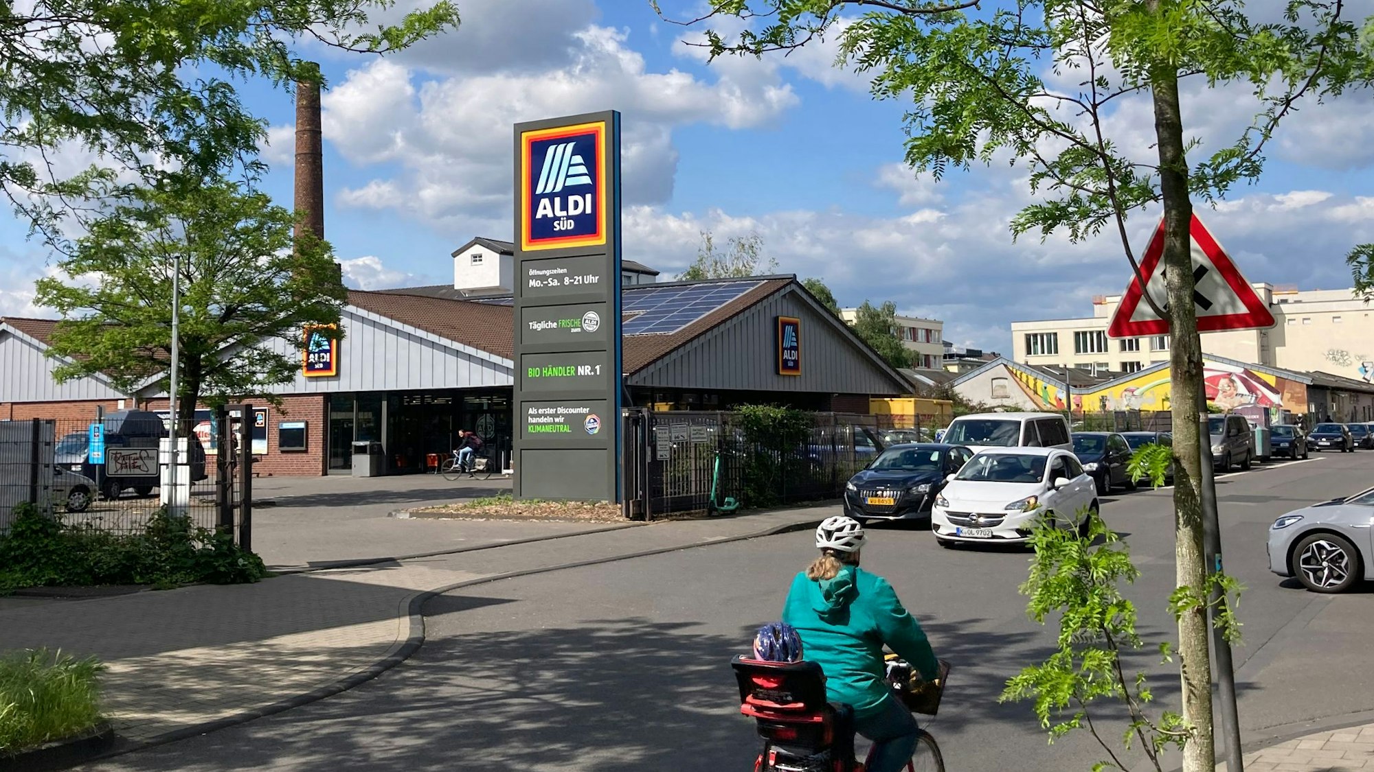 Aldi-Filiale mit Straße davor.