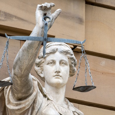 Vor dem Gebäude des Amt- und Landgerichts steht eine Statue der Göttin Justitia.