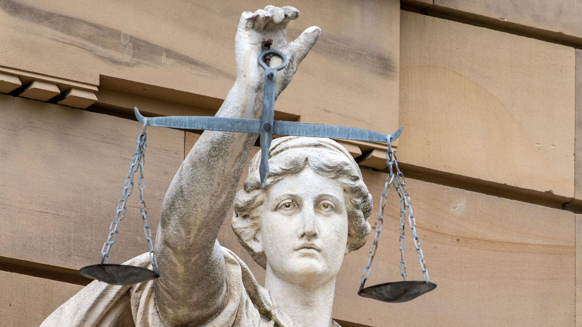 Eine Statue der Göttin Justitia hält eine Waage. (Symbolbild)