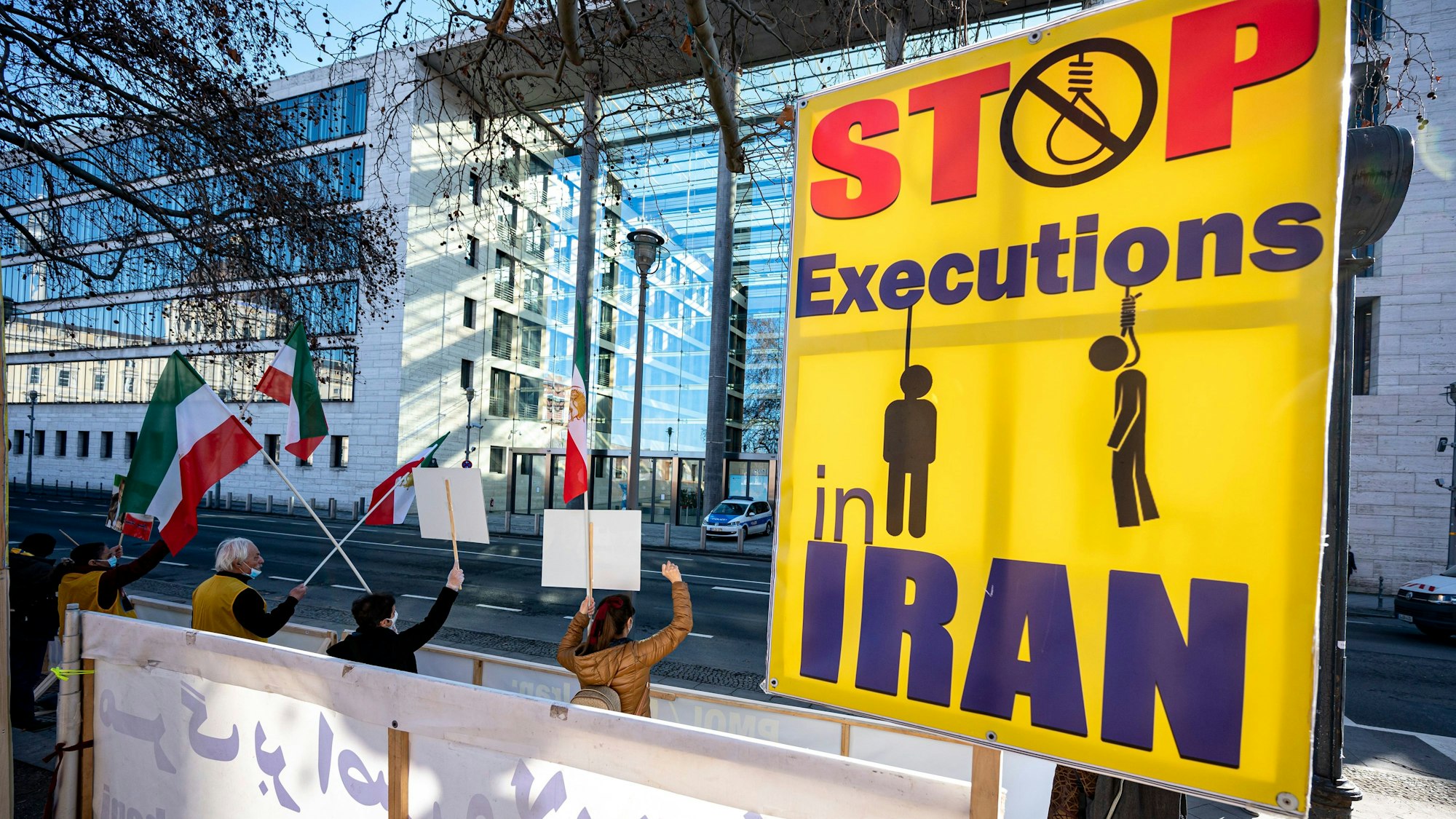 Ein Schild mit der Aufschrift „Stop Executions Iran“ steht am Rand einer Demo. (Archivbild)