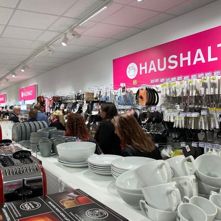 Auf dem Foto sind Regale mit Waren des Drogerie- und Haushaltsdiscounters zu sehen.