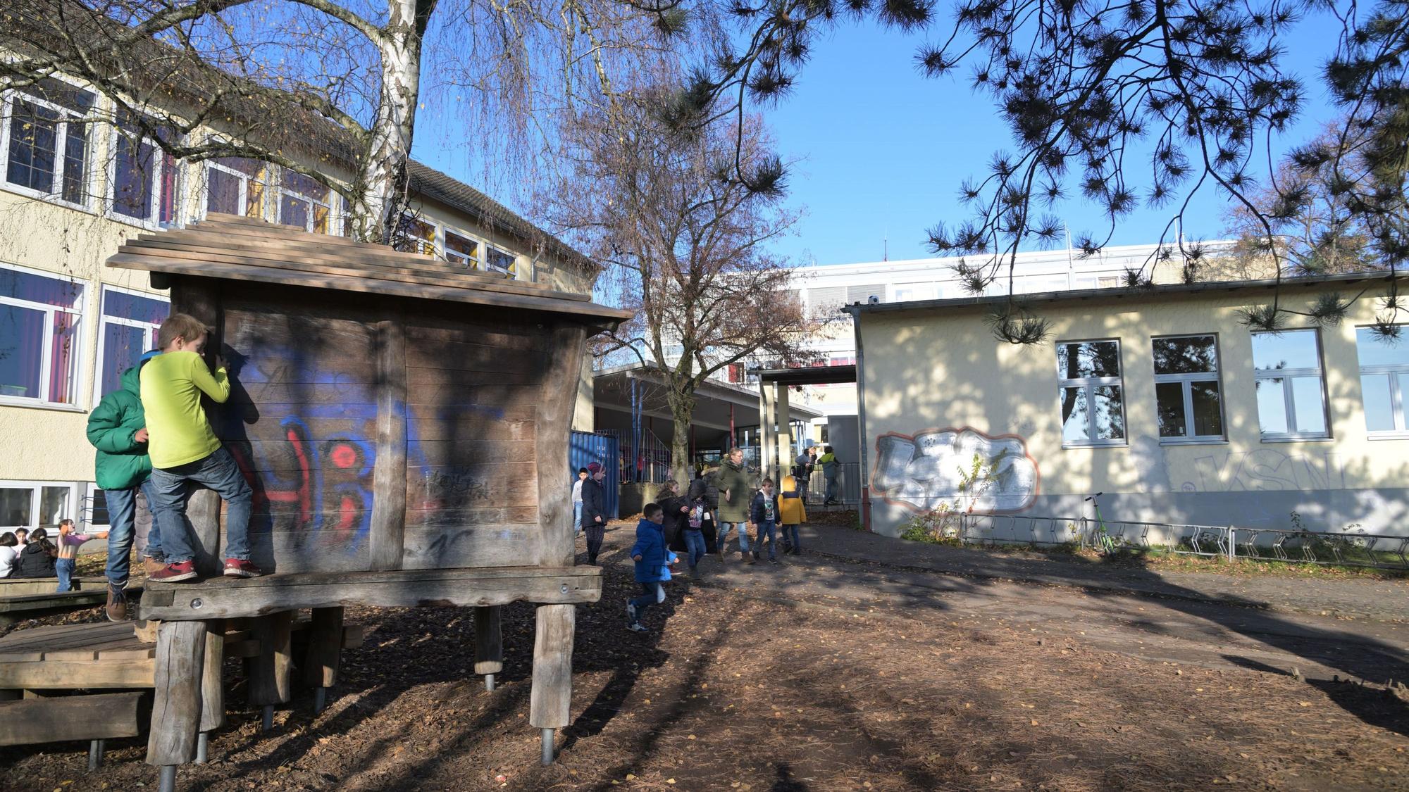 Schüler zeigen die defekten Stellen auf dem Schulhof
