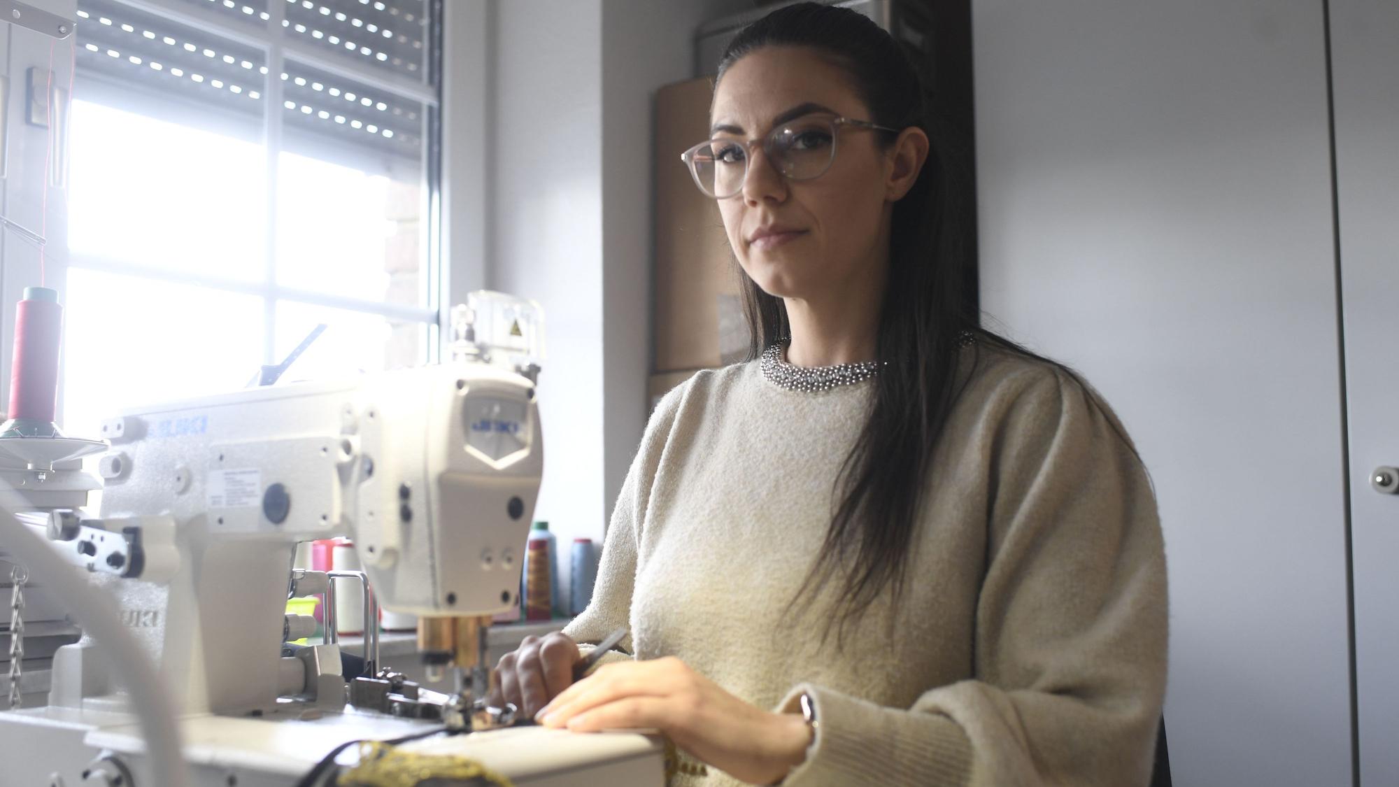 Näherin Carina Käfer arbeitet an einer Nähmaschine.