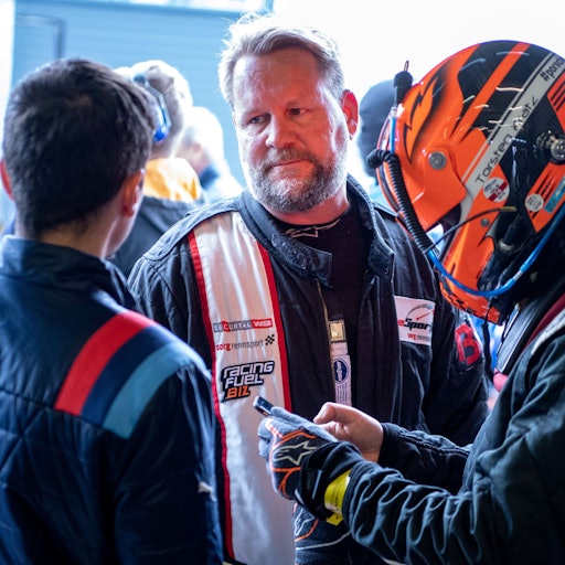 Der Weilerswister Rennfahrer Björn Simon vor dem Start beim 24h. Er ist im Gespräch mit einem Mechaniker.