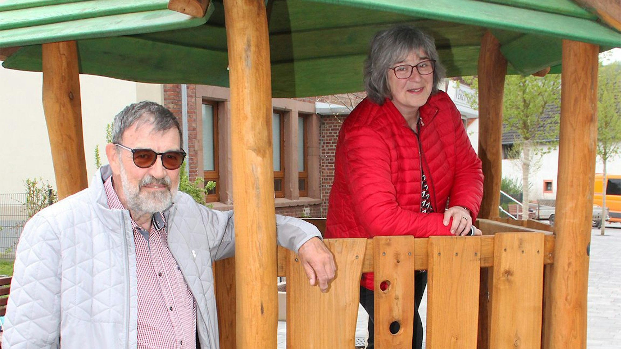 Über das neue Angebot in Dahlem freuen sich Marita Schramm und Reinhold Müller.