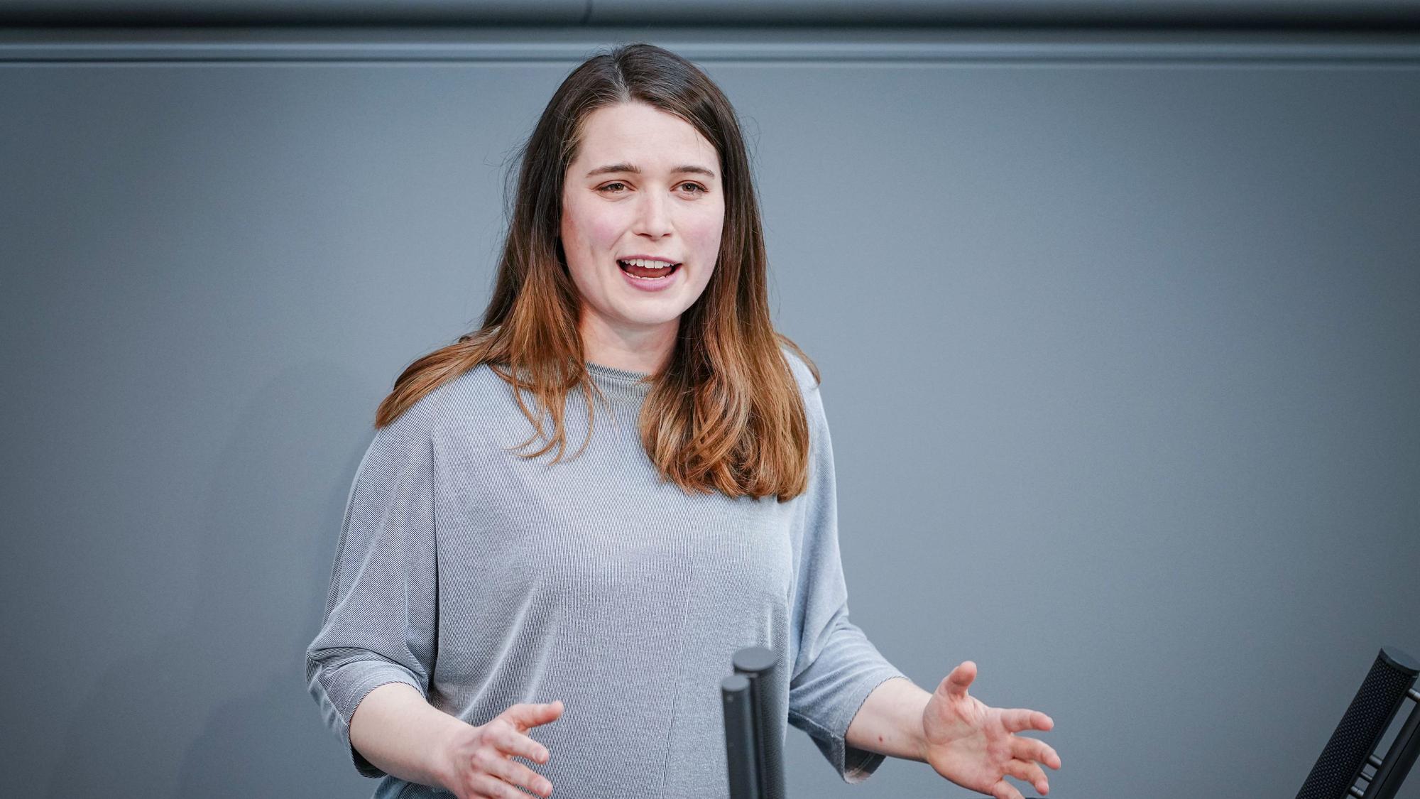 Bundestagsabgeordnete Emilia Fester (Bündnis 90/Die Grünen) spricht im Bundestag am Rednerpult.