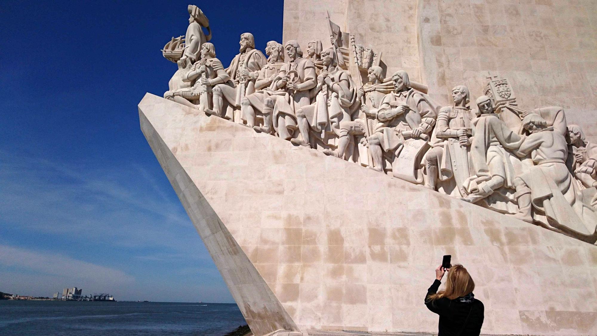 Eine Frau fotografiert das „Padrao dos Descobrimentos“ (Denkmal der Entdeckungen) im Stadtteil Belem am Ufer des Flusses Tejo in Lissabon. (Archivbild)
