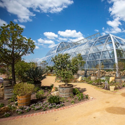 Natur und Architektur in Harmonie: Die sandfarbenen Wege und Findlinge korrespondieren mit dem Inneren des Wüstenhauses.