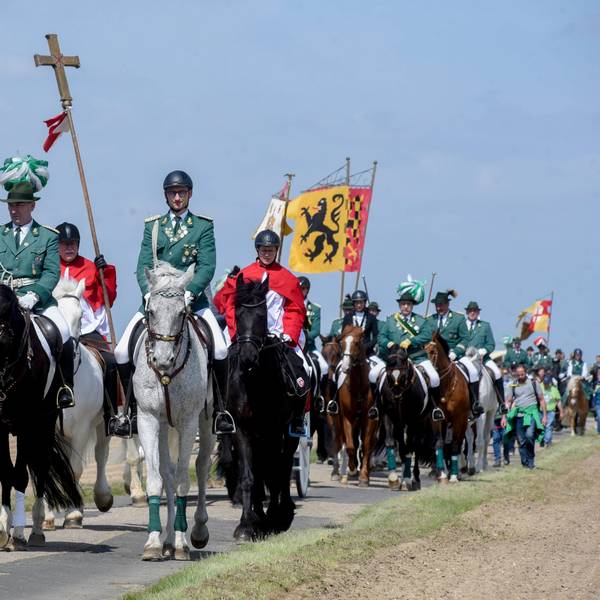 Das Foto zeigt die Reiterpilger hoch zu Ross. Angeführt wurden sie von den Sebastianus-Schützen in blauen Uniformen, die Kunibertus Schützen in Grün bildeten das Schlusslicht.