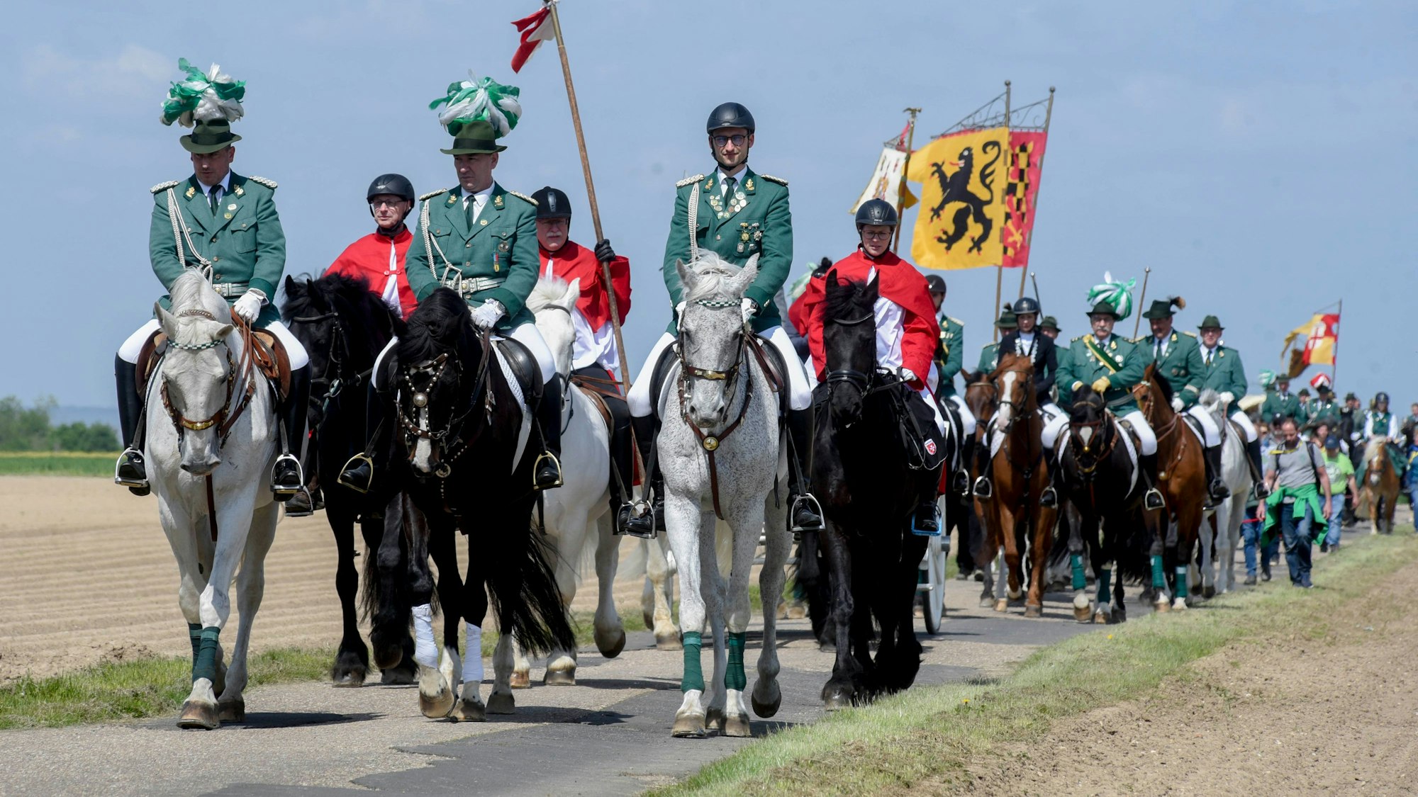 Das Foto zeigt die Reiterpilger hoch zu Ross. Angeführt wurden sie von den Sebastianus-Schützen in blauen Uniformen, die Kunibertus Schützen in Grün bildeten das Schlusslicht.