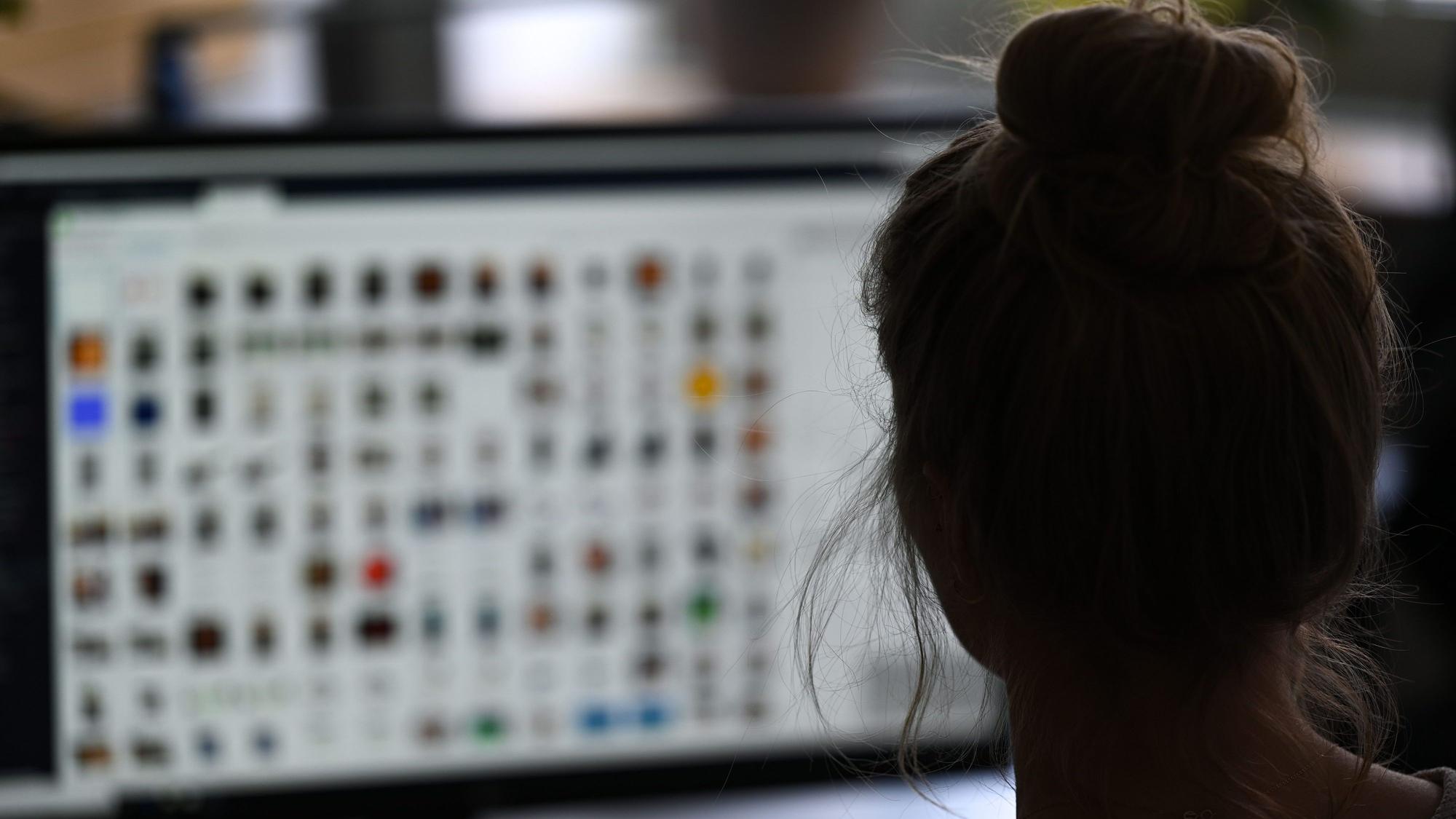 Eine Kriminaloberkommissarin der Polizei sitzt in einem Büro vor einem Auswertungscomputer auf der Suche nach Kinderpornografie und Fällen von sexuellem Missbrauch. (Symbolbild)