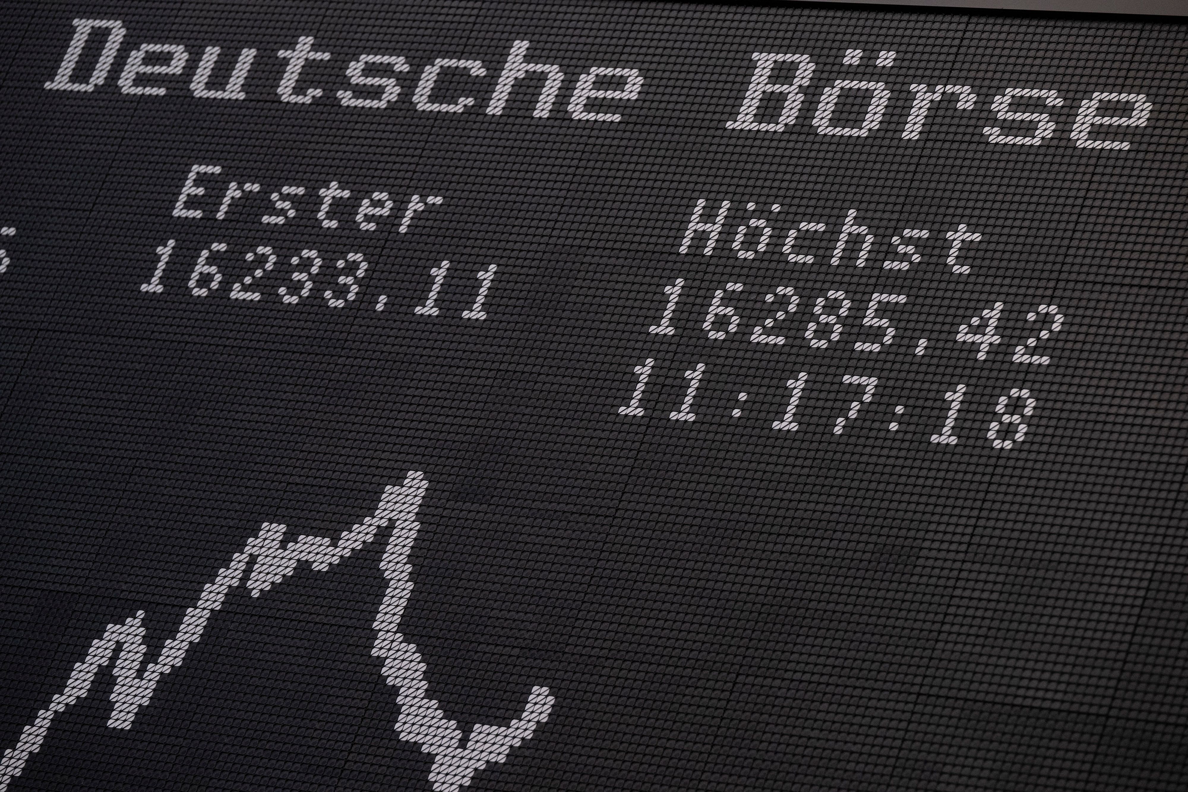 Der Aktienindex DAX auf der Anzeigetafel an der Börse. (Archivbild)