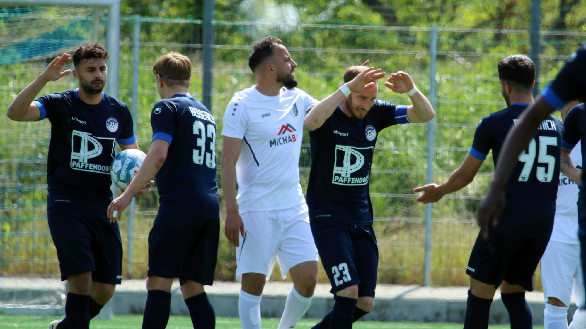 Der SV Bessenich bejubelt den Sieg gegen Bergheim.