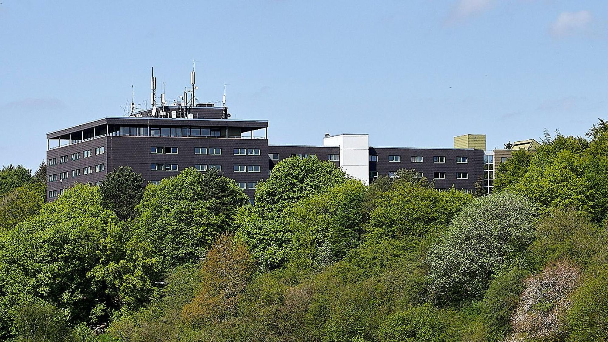 Ein Tal trennt die in der ehemaligen Eifelhöhen-Klinik untergebrachte Notunterkunft für Geflüchtete von der Ortschaft Marmagen.