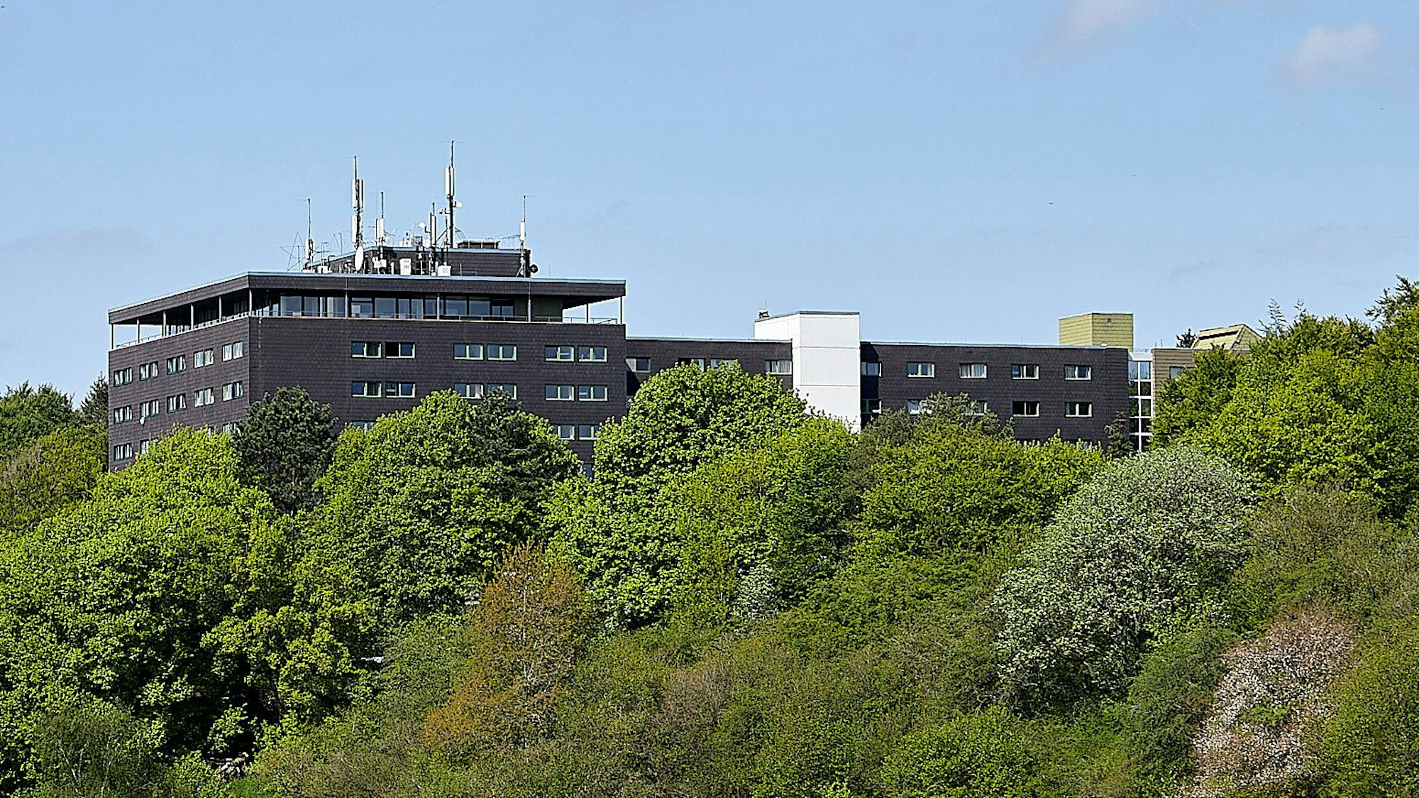 Ein Tal trennt die in der ehemaligen Eifelhöhen-Klinik untergebrachte Notunterkunft für Geflüchtete von der Ortschaft Marmagen.