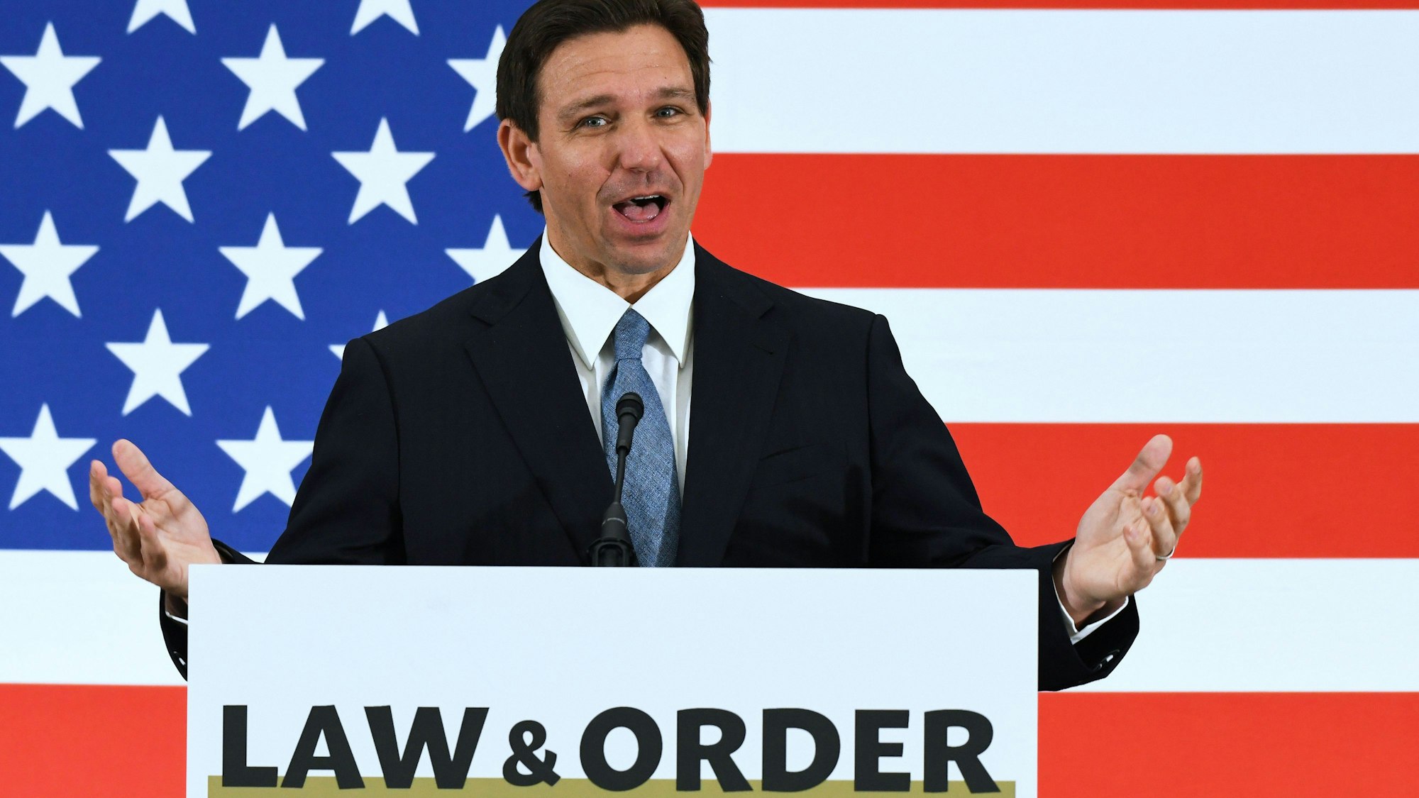 Floridas Gouverneur DeSantis hält eine Pressekonferenz. Der Republikaner fährt einen strikt rechten Kurs - und steht deshalb im Konflikt mit Disney. (Archivbild)