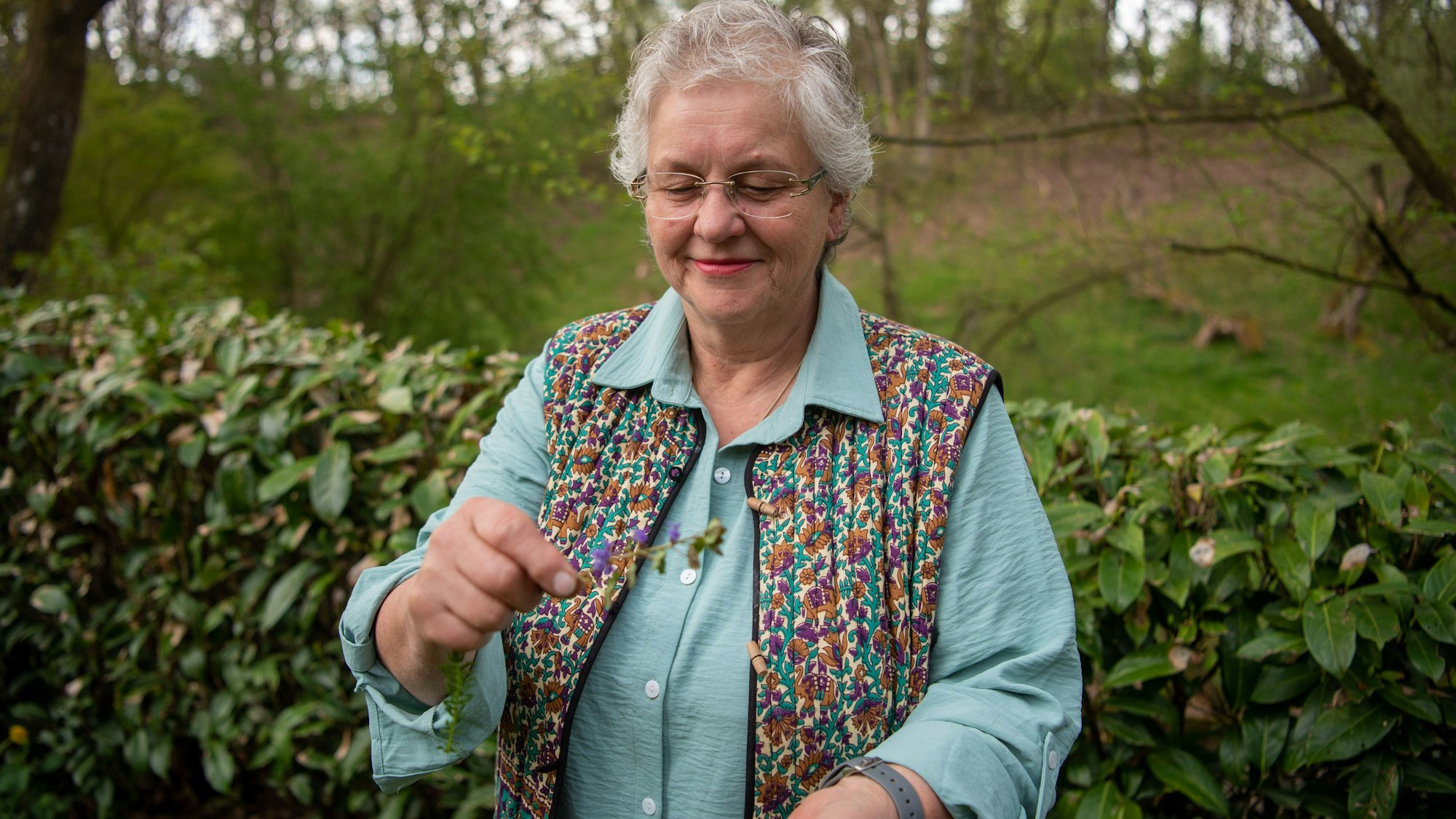Wildpflanzen-Coach Yvonne Hillbrandt vor einer Hecke.