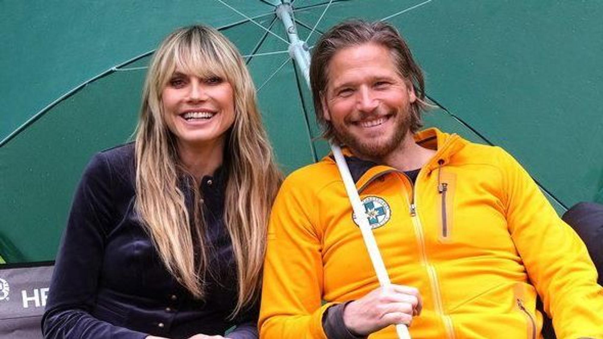 Model Heidi Klum und der Schauspieler Sebastian Ströbel sitzen beim Drehstart für die Fernsehserie «Die Bergretter» am Set (undatierte Aufnahme).