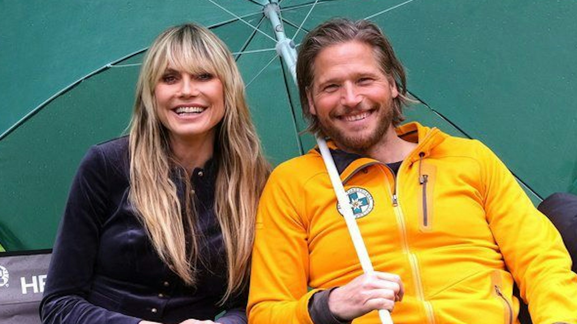 Model Heidi Klum und der Schauspieler Sebastian Ströbel sitzen beim Drehstart für die Fernsehserie «Die Bergretter» am Set (undatierte Aufnahme).