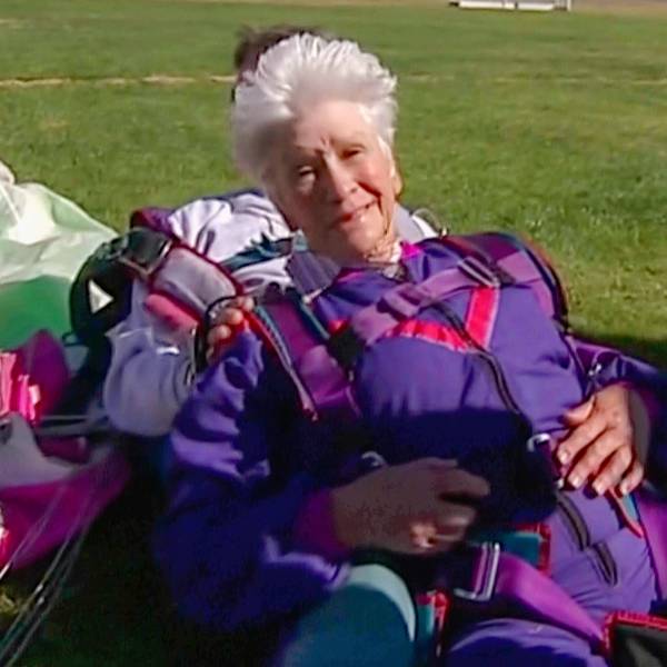 Clare Nowland erreichte in Australien Bekanntheit mit einem Fallschirmsprung anlässlich ihres 80. Geburtstag. Die mittlerweile 95-Jährige kämpft um ihr Überleben, nachdem die australische Polizei Taser gegen sie eingesetzt hat. (Archivbild)