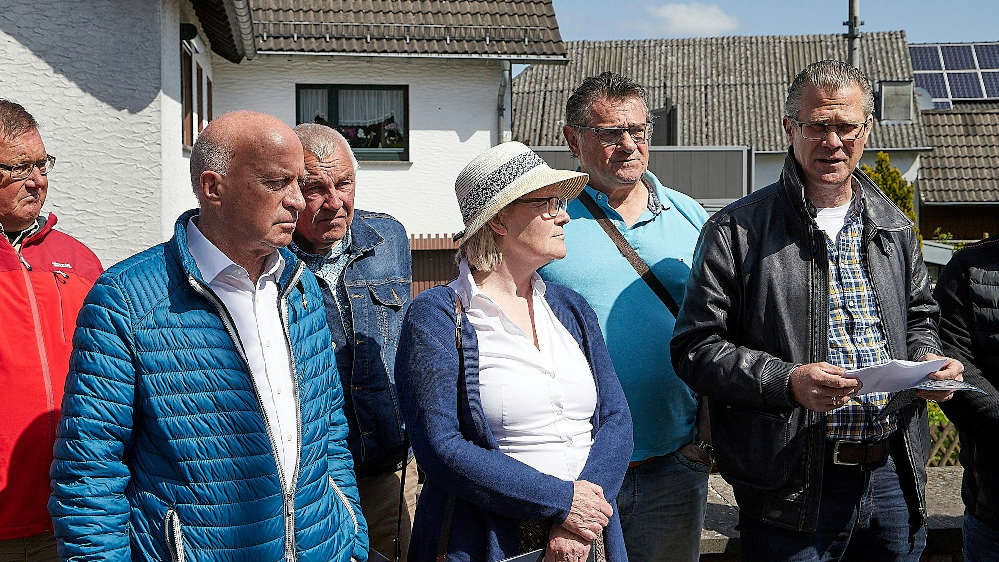 Aktion in Marmagen: der AfD-Bundestagsabgeordnete Rüdiger Lucassen (l.) und AfD-Kreissprecher Frank Poll (r.).