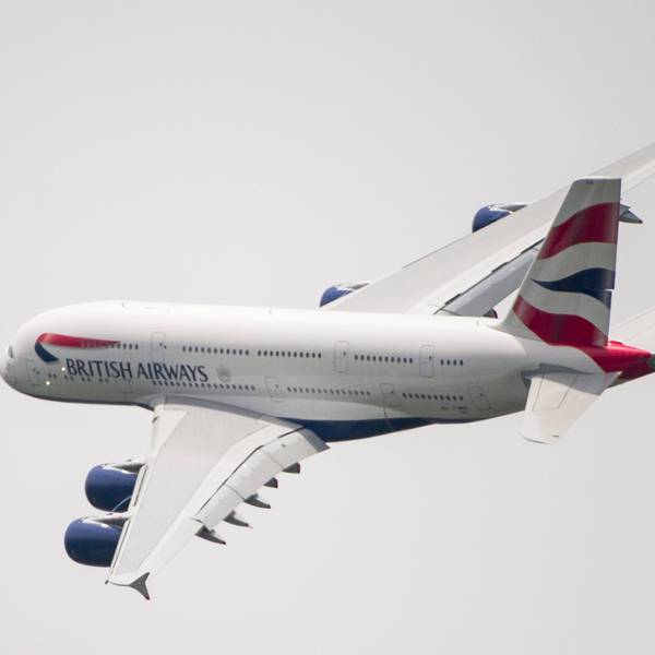 Ein Airbus A380 der britischen Fluggesellschaft British Airways fliegt eine Kurve in der Luft.