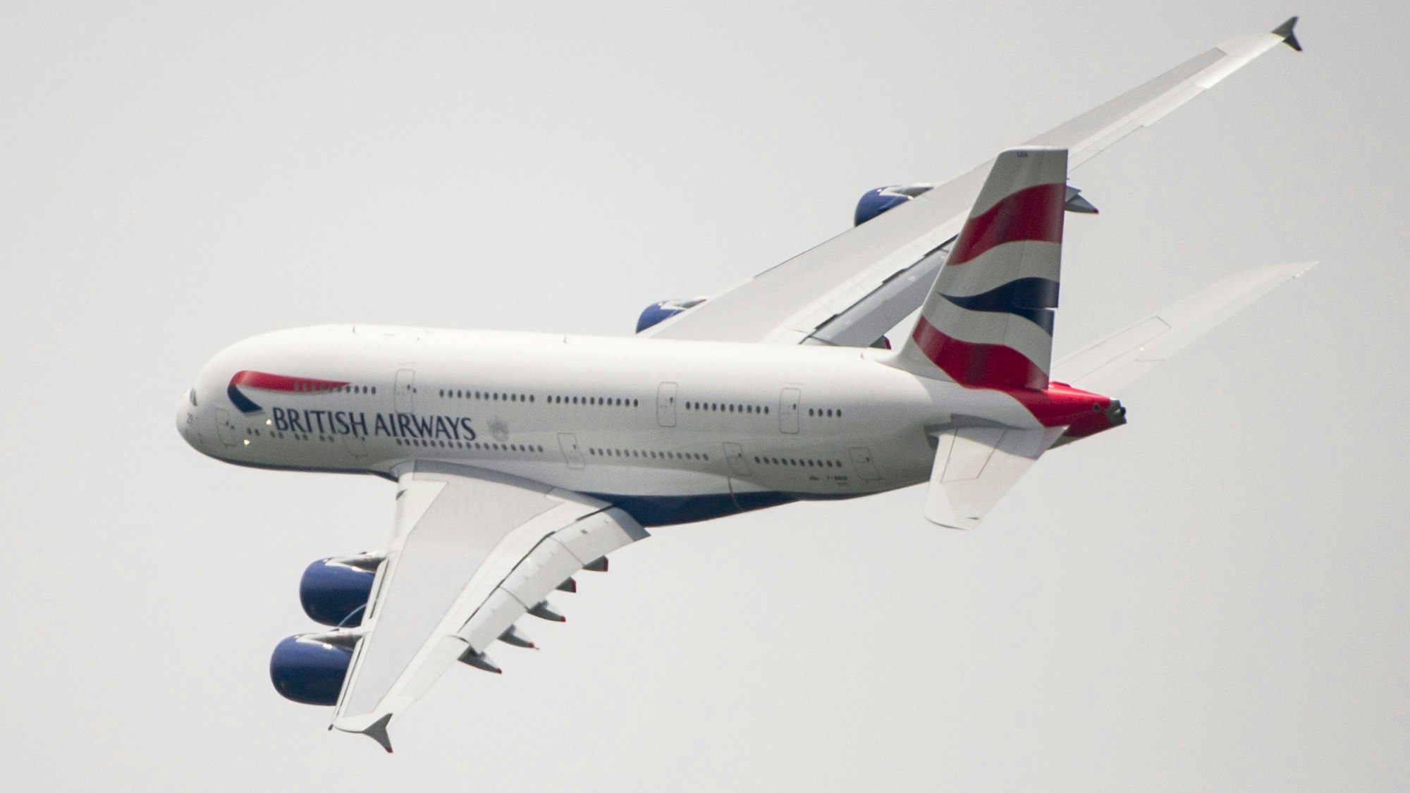 Ein Airbus A380 der britischen Fluggesellschaft British Airways fliegt eine Kurve in der Luft.