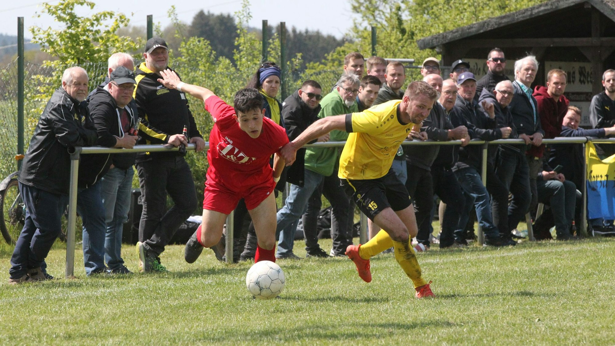 Spannende Zweikämpfe bekamen die Zuschauer zwischen der JSG Erft und Ländchen-Sieberath zu sehen.