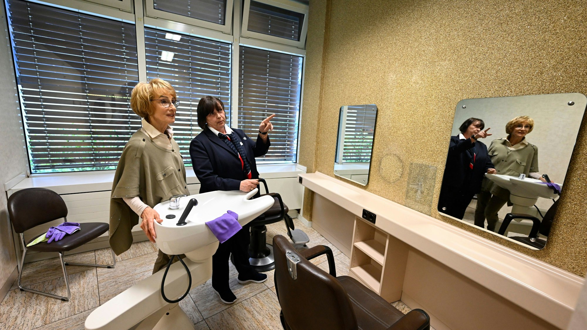 Friseurmeisterin Brigitte Pehlke (l) und Friseurin Beate Hanßen (r) in dem Friseursalon im Düsseldorfer Landtag.