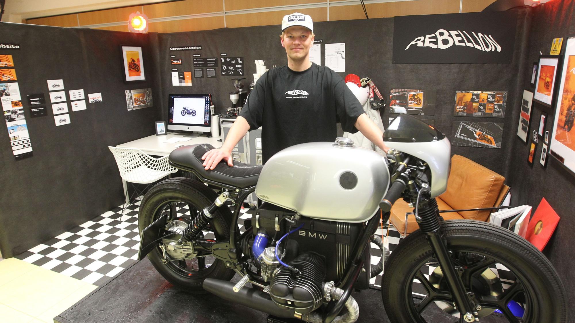 Es ist Noel Hoffmann mit seinem Motorrad zu sehen. Er schaut in die Kamera.