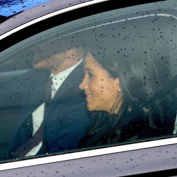 ARCHIV - 19.12.2018, Großbritannien, London: Prinz Harry (l) und seine Frau Meghan, Herzogin von Sussex, kommen zum Weihnachtsessen der Königin im Buckingham Palace an. Das Paar soll nach Angaben seines Sprechers am Dienstag in New York wegen Pressefotografen beinahe einen schweren Unfall erlitten haben. (zu dpa «Sprecher: «Nahezu katastrophale Verfolgungsjagd» auf Harry und Meghan») Foto: Aaron Chown/PA Wire/dpa +++ dpa-Bildfunk +++