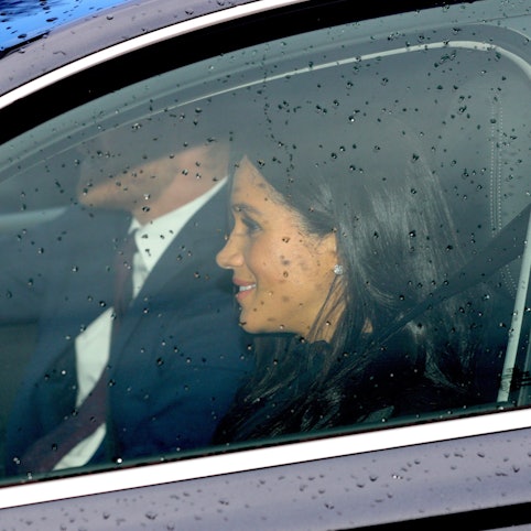 ARCHIV - 19.12.2018, Großbritannien, London: Prinz Harry (l) und seine Frau Meghan, Herzogin von Sussex, kommen zum Weihnachtsessen der Königin im Buckingham Palace an. Das Paar soll nach Angaben seines Sprechers am Dienstag in New York wegen Pressefotografen beinahe einen schweren Unfall erlitten haben. (zu dpa «Sprecher: «Nahezu katastrophale Verfolgungsjagd» auf Harry und Meghan») Foto: Aaron Chown/PA Wire/dpa +++ dpa-Bildfunk +++