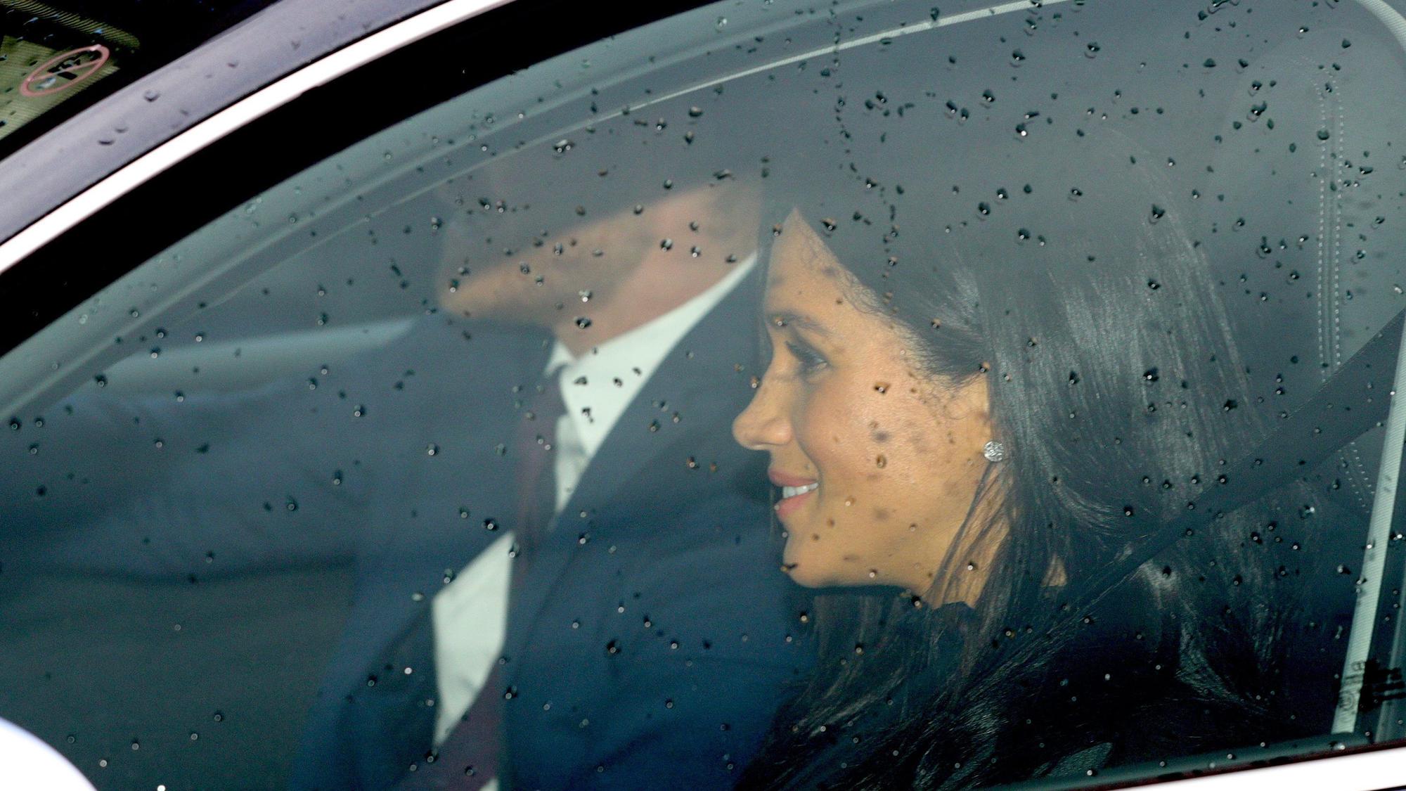 ARCHIV - 19.12.2018, Großbritannien, London: Prinz Harry (l) und seine Frau Meghan, Herzogin von Sussex, kommen zum Weihnachtsessen der Königin im Buckingham Palace an. Das Paar soll nach Angaben seines Sprechers am Dienstag in New York wegen Pressefotografen beinahe einen schweren Unfall erlitten haben. (zu dpa «Sprecher: «Nahezu katastrophale Verfolgungsjagd» auf Harry und Meghan») Foto: Aaron Chown/PA Wire/dpa +++ dpa-Bildfunk +++