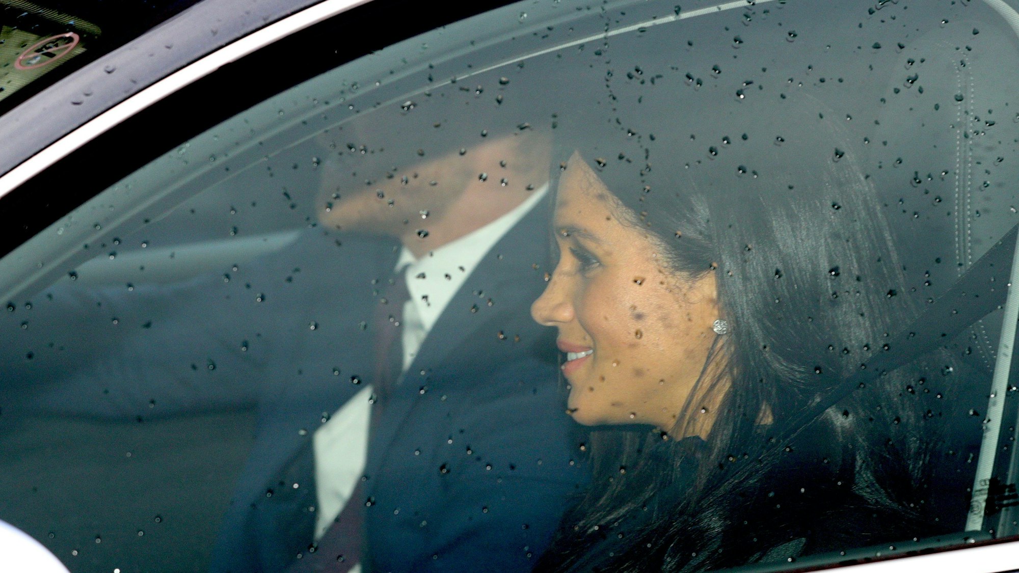 ARCHIV - 19.12.2018, Großbritannien, London: Prinz Harry (l) und seine Frau Meghan, Herzogin von Sussex, kommen zum Weihnachtsessen der Königin im Buckingham Palace an. Das Paar soll nach Angaben seines Sprechers am Dienstag in New York wegen Pressefotografen beinahe einen schweren Unfall erlitten haben. (zu dpa «Sprecher: «Nahezu katastrophale Verfolgungsjagd» auf Harry und Meghan») Foto: Aaron Chown/PA Wire/dpa +++ dpa-Bildfunk +++