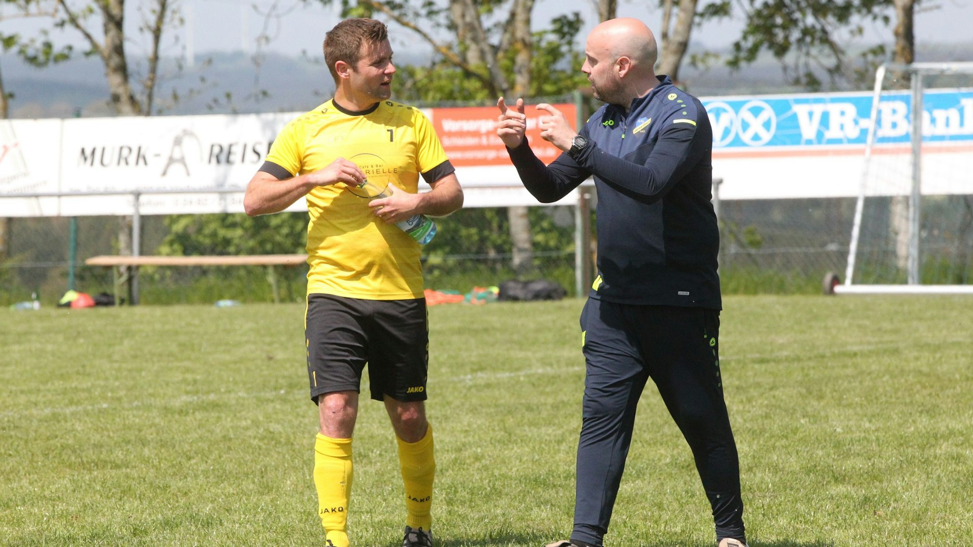 André Knips, Trainer von Ländchen-Siebrath, im Gespräch mit Bernd Jansen.