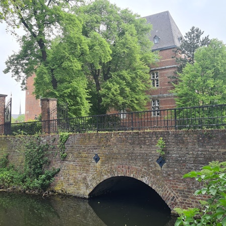 Brücke am Bedburger Schloss.
