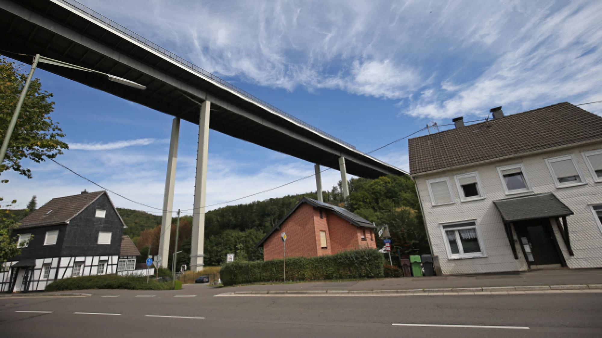 Die Brücke spannt sich hoch oben über dem Dorf Weiershagen.