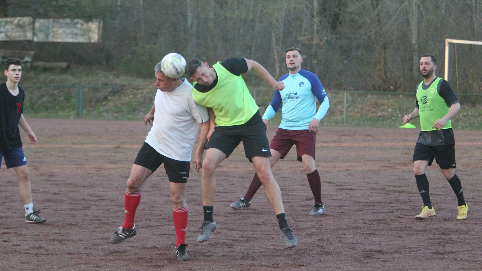 Zwei Fußballer recken sich zum Kopfball in die Höhe.
