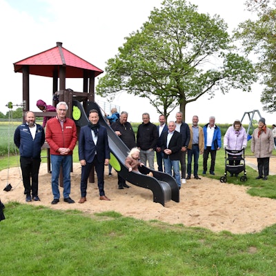 Das Foto zeigt viele Akteure, die am Bau des Generationenplatzes beteiligt gewesen sind.