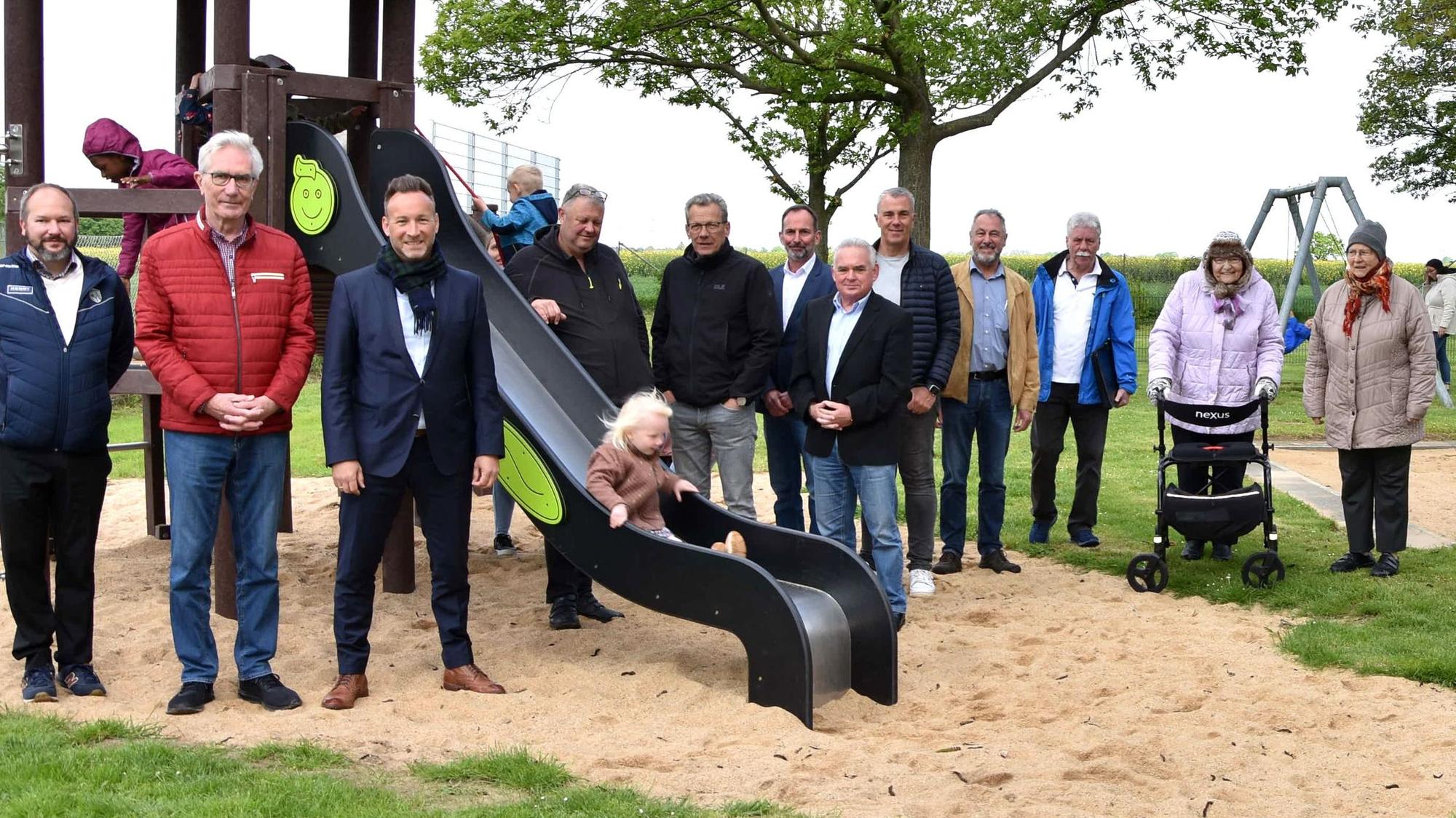 Das Foto zeigt viele Akteure, die am Bau des Generationenplatzes beteiligt gewesen sind.