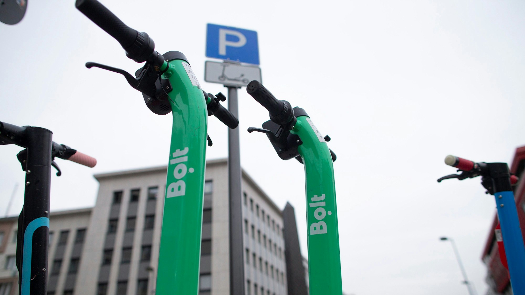 Der Parkraum für E-Scooter ist schon mal geordnet. Ansonsten sieht es mau aus für den „Masterplan Parken“.