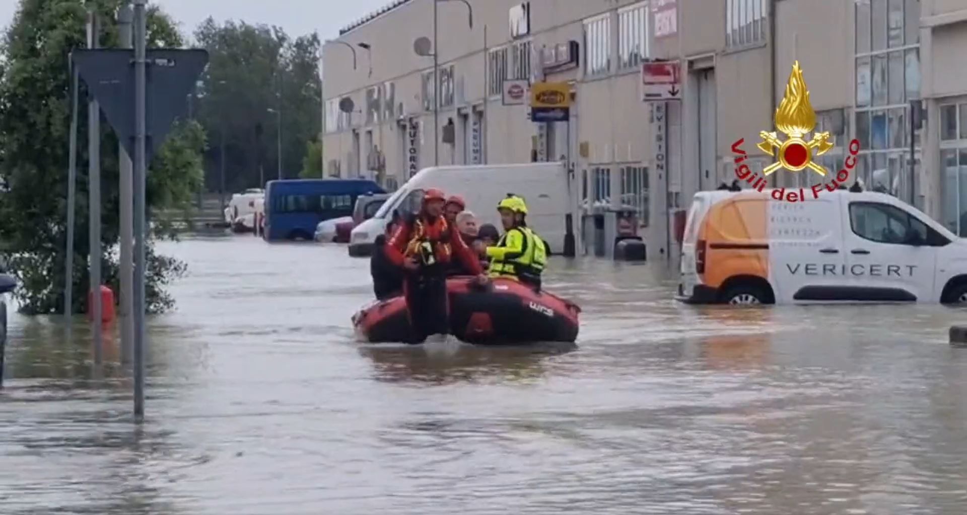 Das Standbild aus einem Video zeigt Einsatzkräfte der Feuerwehr, die mit einem Schlauchboot Personen aus einem Hotel evakuieren.