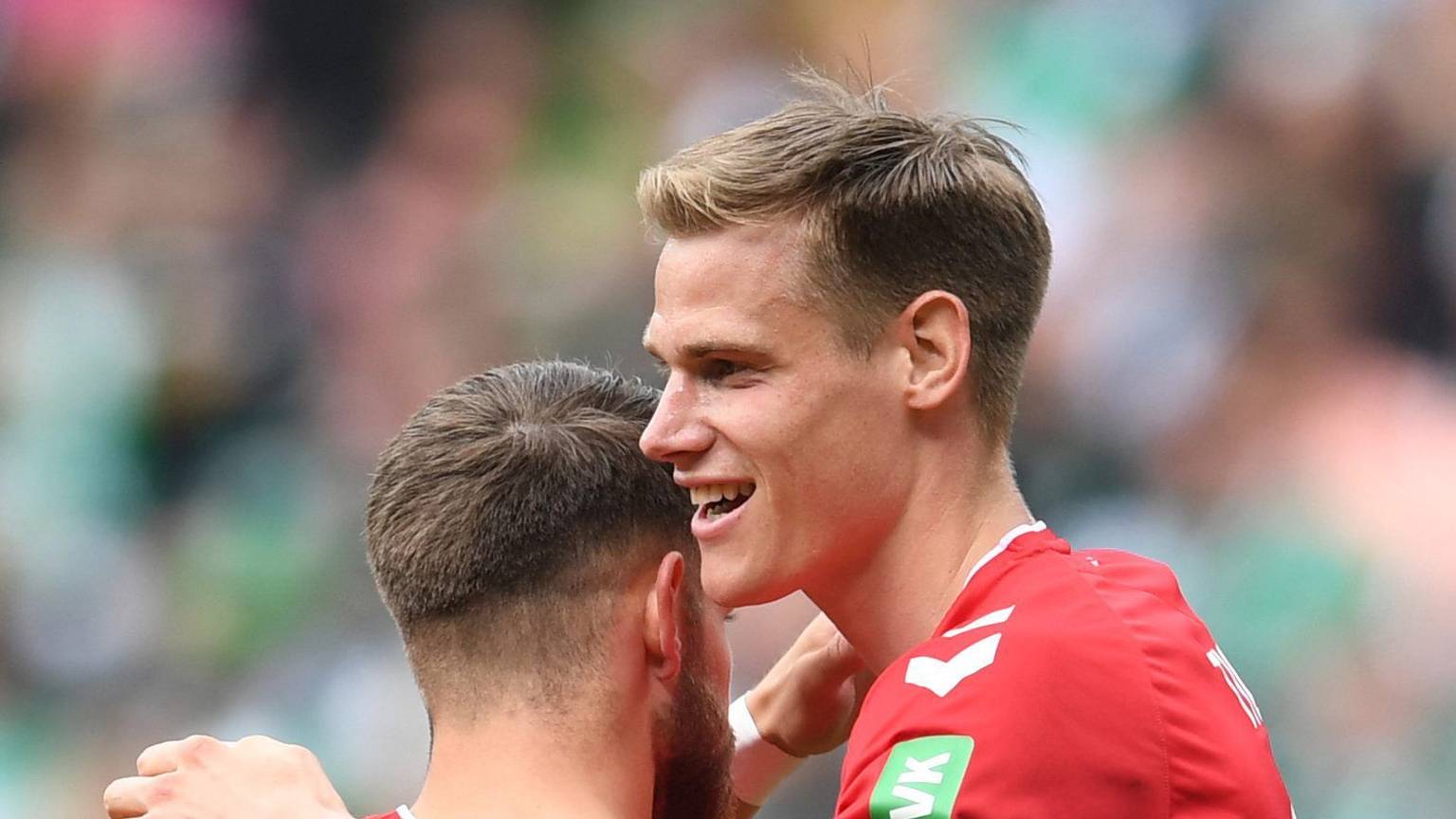 20.05.2023, Bremen: Fußball: Bundesliga, Werder Bremen - 1. FC Köln, 33. Spieltag, wohninvest Weserstadion. Kölns Steffen Tigges (r) freut sich mit Jan Thielmann über sein Tor zum 0:1. Foto: Carmen Jaspersen/dpa - WICHTIGER HINWEIS: Gemäß den Vorgaben der DFL Deutsche Fußball Liga bzw. des DFB Deutscher Fußball-Bund ist es untersagt, in dem Stadion und/oder vom Spiel angefertigte Fotoaufnahmen in Form von Sequenzbildern und/oder videoähnlichen Fotostrecken zu verwerten bzw. verwerten zu lassen. +++ dpa-Bildfunk +++