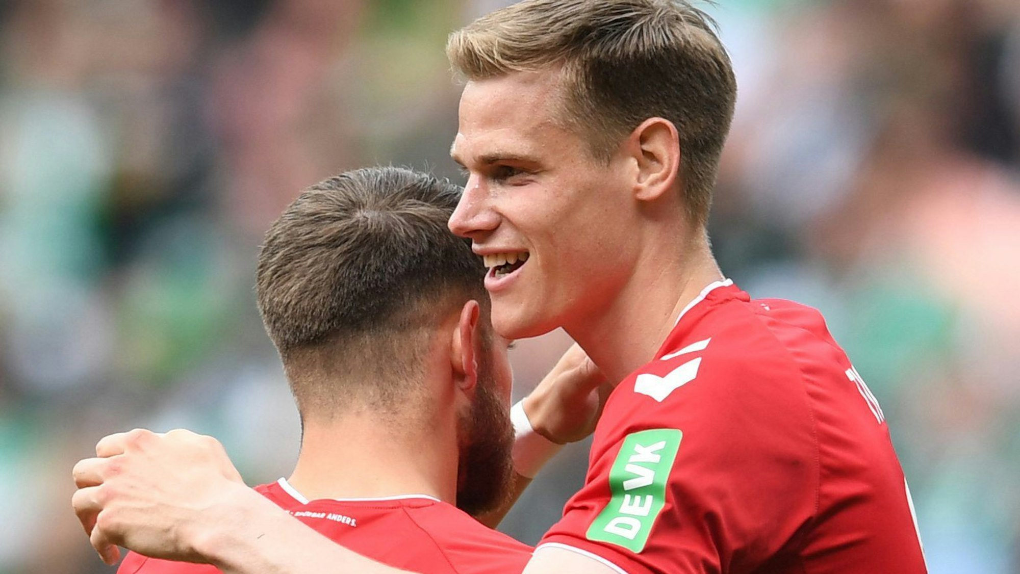 20.05.2023, Bremen: Fußball: Bundesliga, Werder Bremen - 1. FC Köln, 33. Spieltag, wohninvest Weserstadion. Kölns Steffen Tigges (r) freut sich mit Jan Thielmann über sein Tor zum 0:1. Foto: Carmen Jaspersen/dpa - WICHTIGER HINWEIS: Gemäß den Vorgaben der DFL Deutsche Fußball Liga bzw. des DFB Deutscher Fußball-Bund ist es untersagt, in dem Stadion und/oder vom Spiel angefertigte Fotoaufnahmen in Form von Sequenzbildern und/oder videoähnlichen Fotostrecken zu verwerten bzw. verwerten zu lassen. +++ dpa-Bildfunk +++