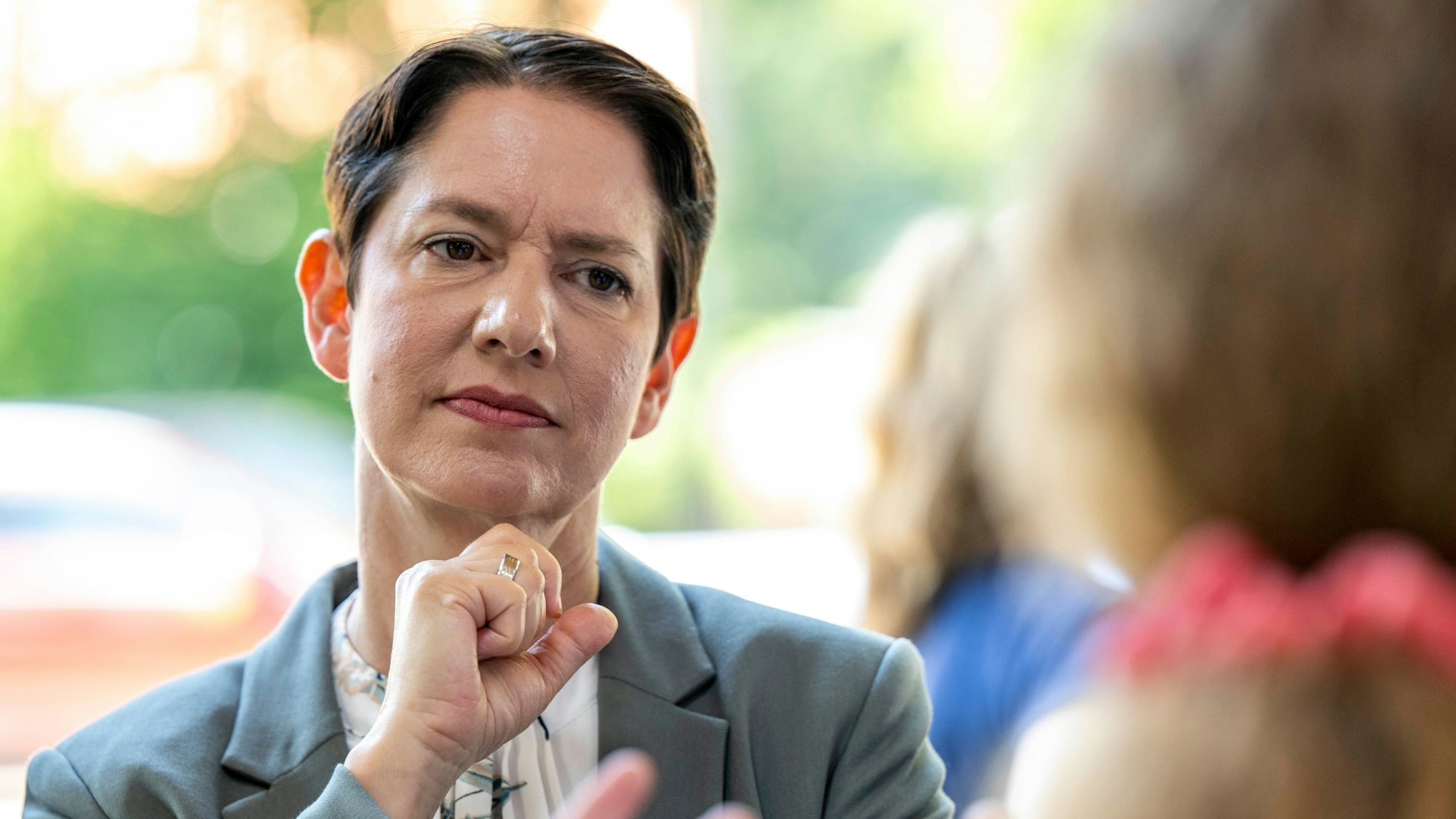 NRW-Landwirtschaftsministerin Silke Gorißen (CDU) in einem Gespräch. Die CDU-Politikerin hört aufmerksam zu.