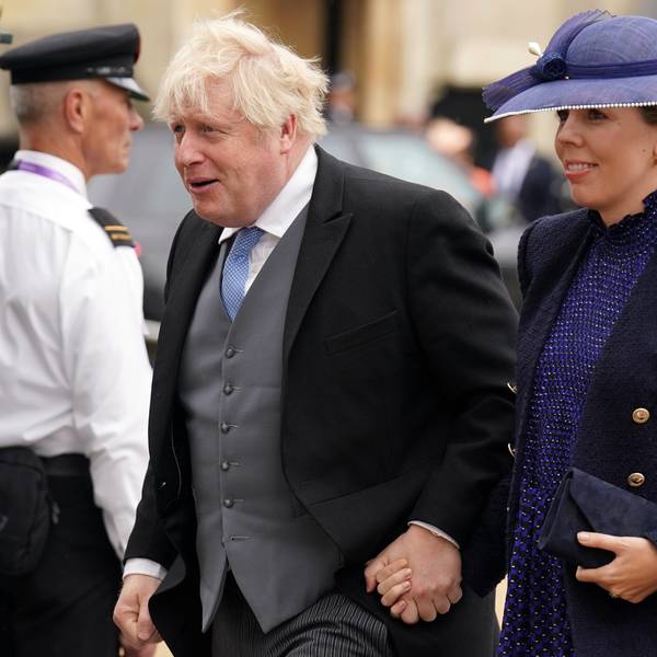 Boris Johnson (l), ehemaliger Premierminister von Großbritannien, und seine Frau Carrie Johnson kommen vor der Krönungszeremonie von König Charles III. in der Westminster Abbey an. Der britische Ex-Premierminister Boris Johnson wird erneut Vater.