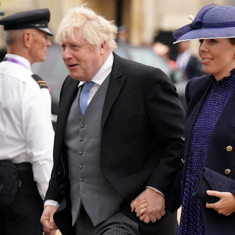 Boris Johnson (l), ehemaliger Premierminister von Großbritannien, und seine Frau Carrie Johnson kommen vor der Krönungszeremonie von König Charles III.  in der Westminster Abbey an. Der britische Ex-Premierminister Boris Johnson wird erneut Vater.